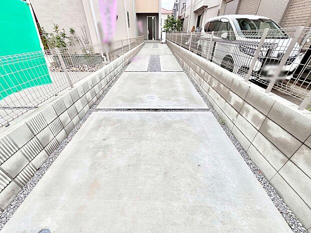 2台(車種による)駐車可!ご家族みんなの自転車も置ける広々カースペース。