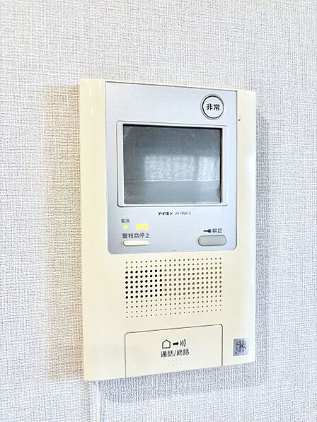 訪問者が一目でわかる安心のTVモニター付きインターホン。