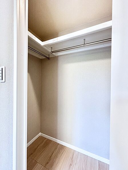 ウォークインクローゼットの活用で生活空間スッキリ