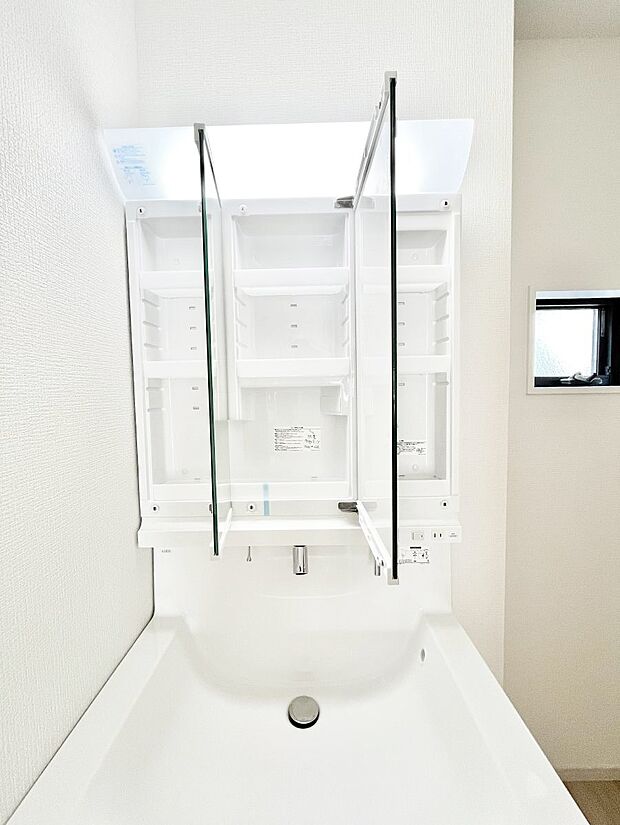 三面鏡の裏に、化粧品や衛生用品などを収納可能。洗面台をすっきりと保ちます!
