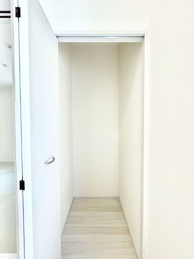リビング収納。ここに収納があると物が集まるLDKがスッキリ片付きそうですね。  