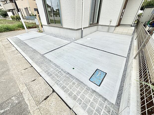 2台(車種による)駐車可!ご家族みんなの自転車も置ける広々カースペース。
