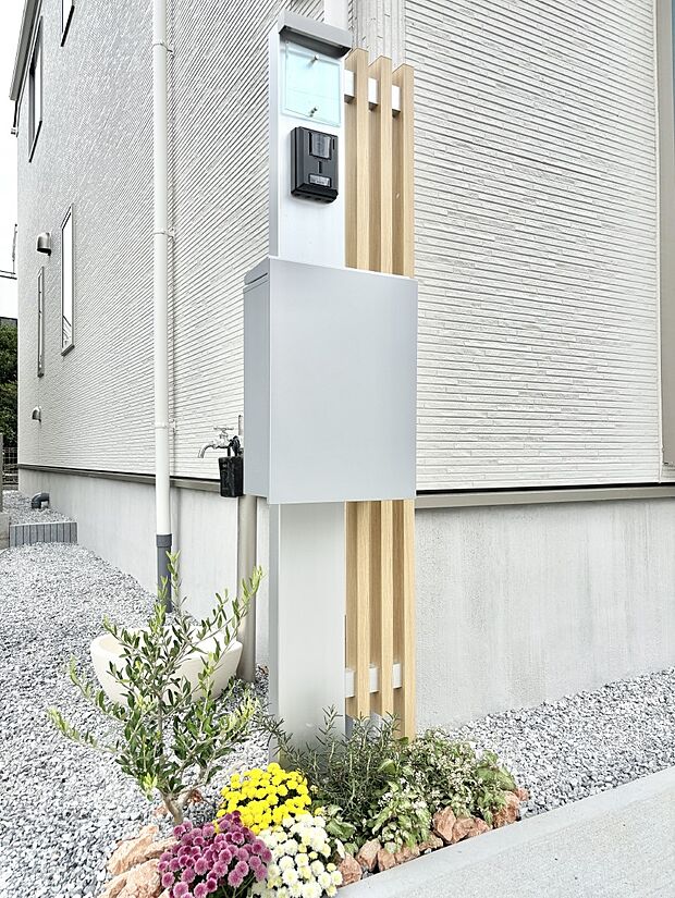 表札・インターホン・ポストをひとつに集約。エントランスになじむシンプルデザイン。