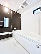 毎日の疲れを解きほぐすバスタイム。のんびり湯船に浸かってリフレッシュ。