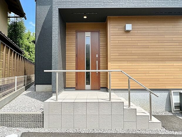 大切な家族、来客を出迎える玄関。