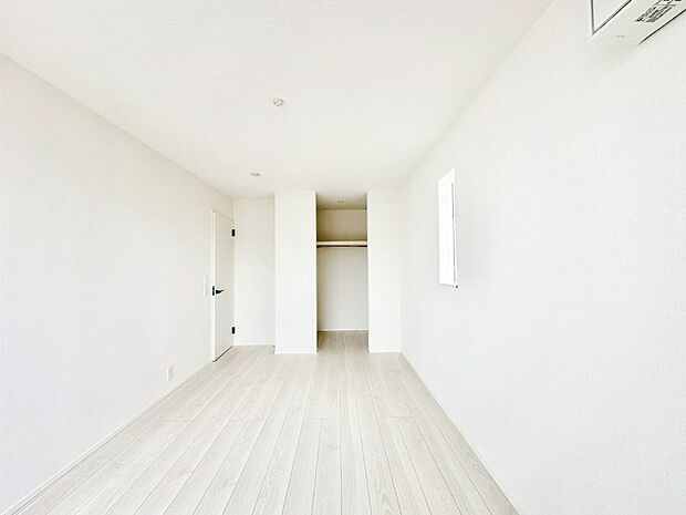 大容量の収納力が嬉しいWIC付きのお部屋でゆったりリラックスタイムが過ごせます！