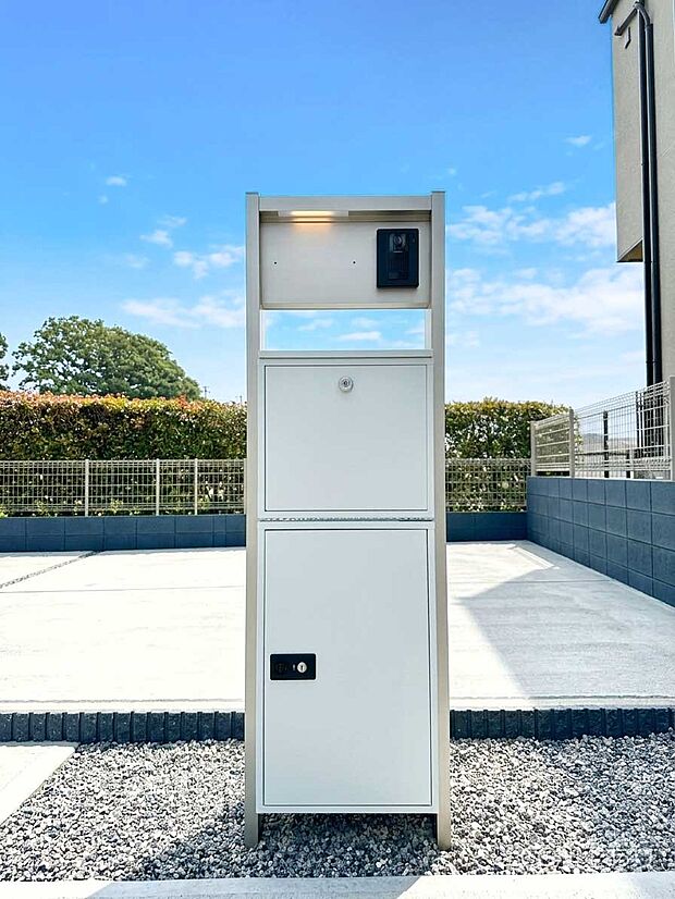 表札・インターホン・ポスト・宅配BOXが一体型となったシンプルデザインの門柱
