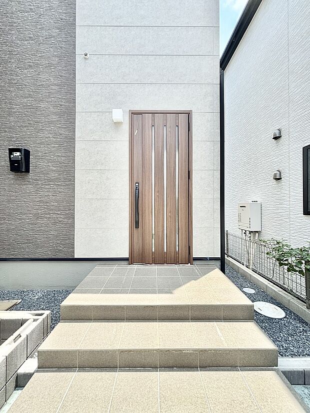 大切な家族、来客を出迎える玄関。