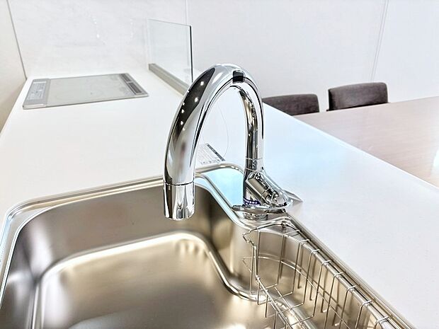 いつでも清潔なおいしいお水を。一つの水栓で水道水と浄水を使い分け。