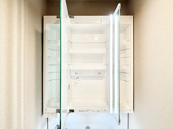 三面鏡の裏に、化粧品や衛生用品などを収納可能。洗面台をすっきりと保ちます！