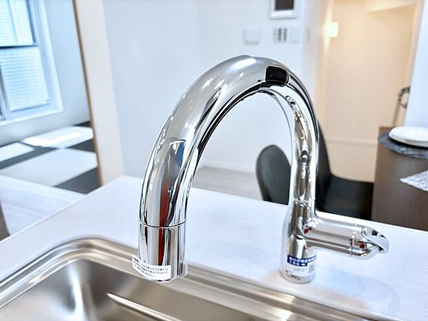 センサーに手をかざすだけで吐水/止水ができるタッチレス水栓。浄水器付き。