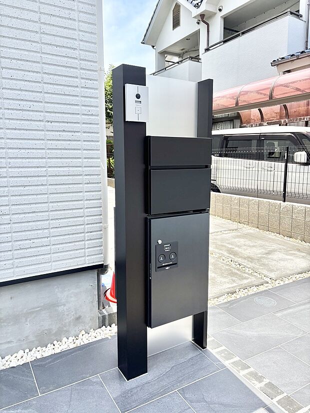 表札・インターホン・ポストをひとつに集約。エントランスになじむシンプルデザイン。