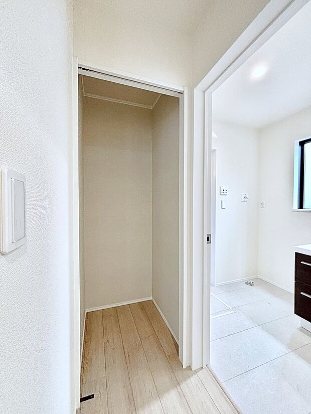 玄関ホール収納です。掃除道具やお出かけ用グッズの収納に便利です。