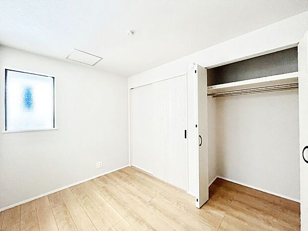 お子さまのお部屋としても!衣類の整理整頓に便利なクローゼット付きの洋室。