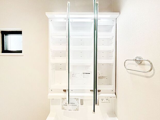 三面鏡の裏に、化粧品や衛生用品などを収納可能。洗面台をすっきりと保ちます!