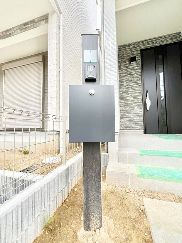 表札・インターホン・ポストをひとつに集約。エントランスになじむシンプルデザイン。