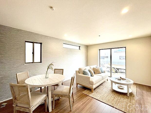 ご家族の賑やかな話し声で包まれる明るいリビング ※家具はCGです