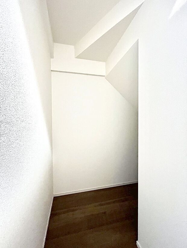 廊下収納。掃除道具や季節の小物を収納することができます。