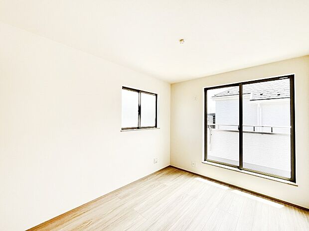 バルコニーが開放感をプラスしてくれる洋室
