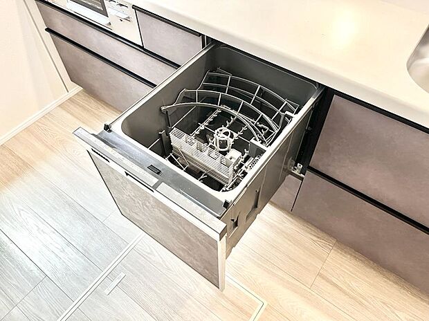 面倒なお片づけは食洗機にお任せ！家事の負担が減って、時間にも気持ちにもゆとりができます。