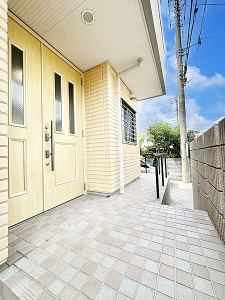 大切な家族、来客を出迎える玄関。
