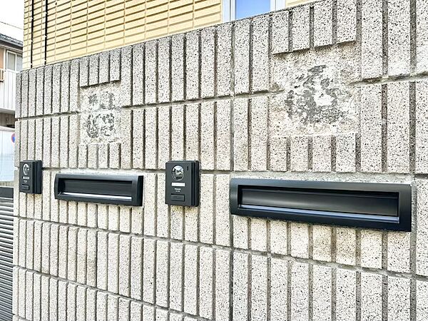 シンプルデザインのポスト。