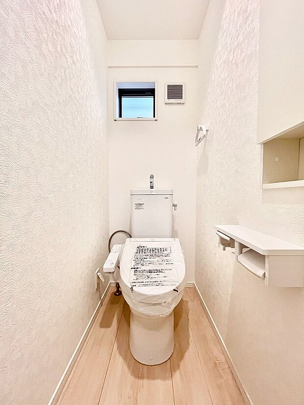 明るく清潔感のあるトイレです。