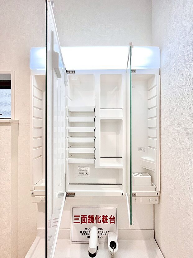 三面鏡の裏に、化粧品や衛生用品などを収納可能。洗面台をすっきりと保ちます!