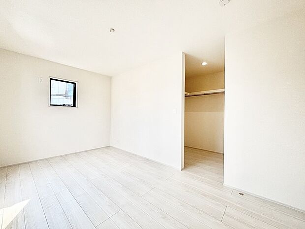 ウォークインクローゼットがあるお部屋！季節ごとの入れ替えも不要で便利です。