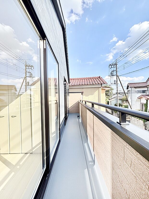 2部屋にまたがる広いバルコニー。晴れた日には洗濯物も気持ちよく干せそうですね。
