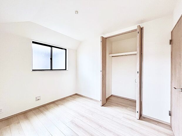 お子さまのお部屋としても!衣類の整理整頓に便利なクローゼット付きの洋室。