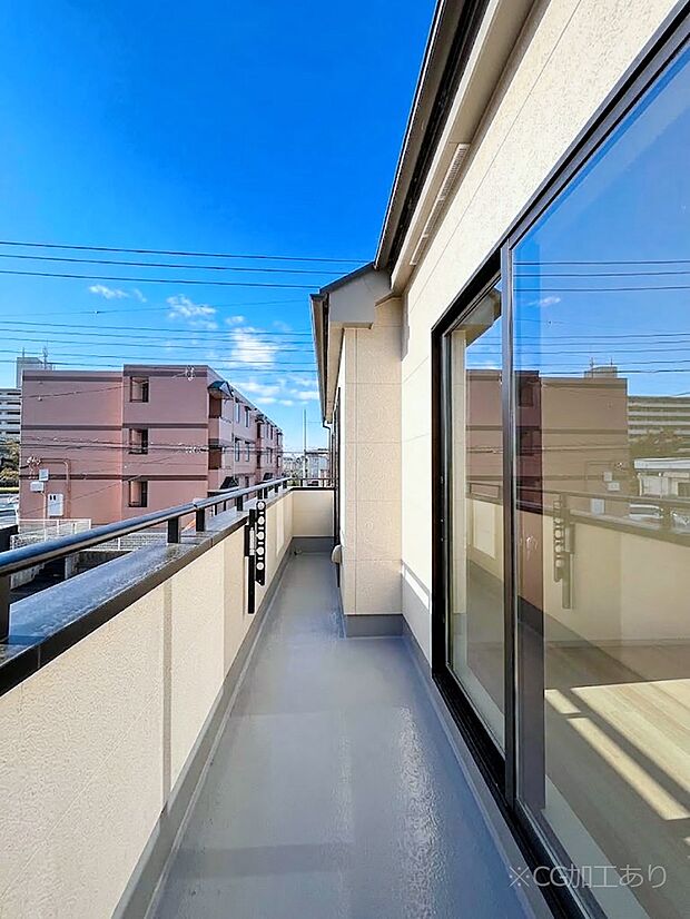暖かな陽光が降り注ぐバルコニーはお洗濯におすすめ。爽やかな風も心地よいです。