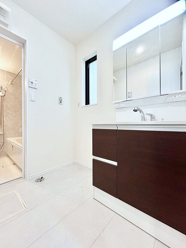 清潔感のある快適空間です。毎日の身支度も気持ち良くお使い頂けます。