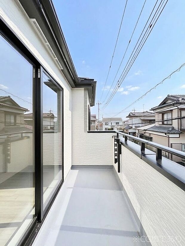 暖かな陽光が降り注ぐバルコニーはお洗濯におすすめ。爽やかな風も心地よいです。