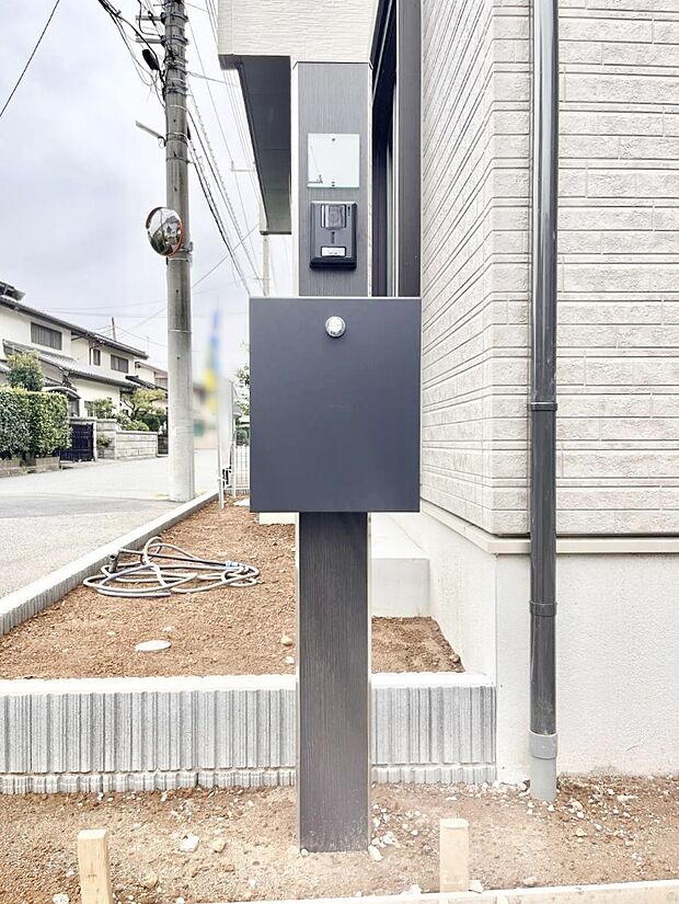 表札・インターホン・ポストをひとつに集約。エントランスになじむシンプルデザイン。