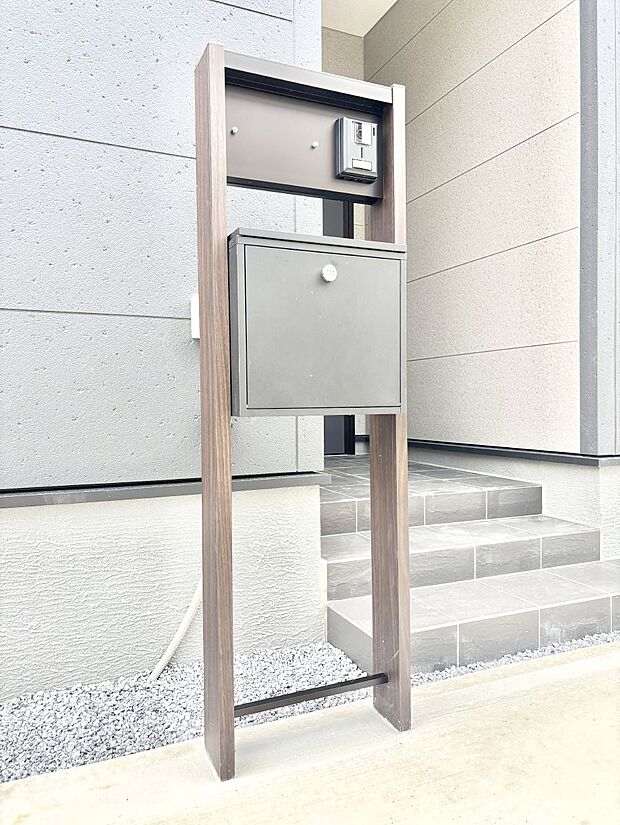 シンプルデザインのポスト。