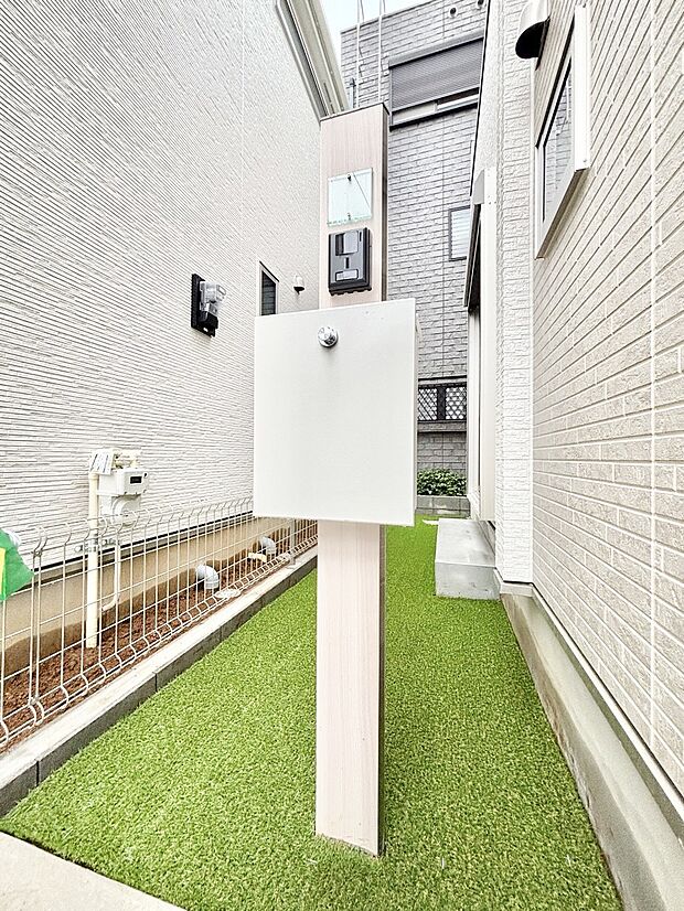 シンプルデザインのポスト。