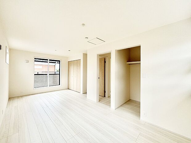ドア&クローゼット2ヵ所付きなので2部屋に分けて利用可