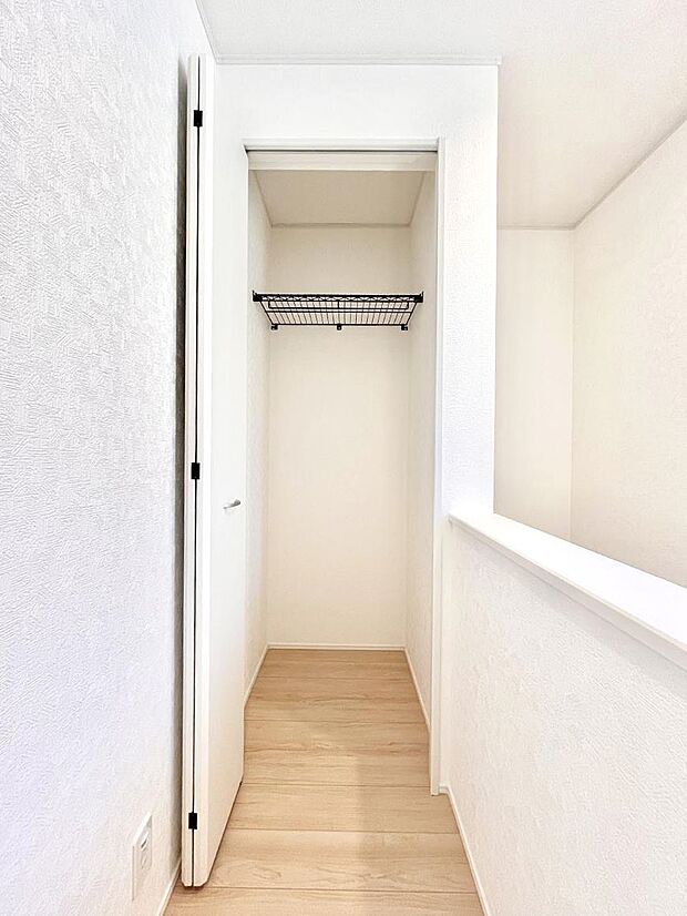 廊下収納。掃除道具や季節の小物を収納することができます。