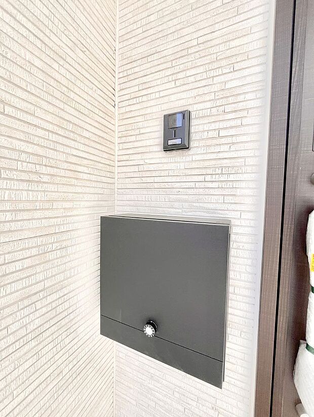 シンプルデザインのポスト。