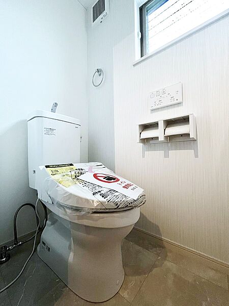 換気用小窓があり、明るく清潔な空間です。