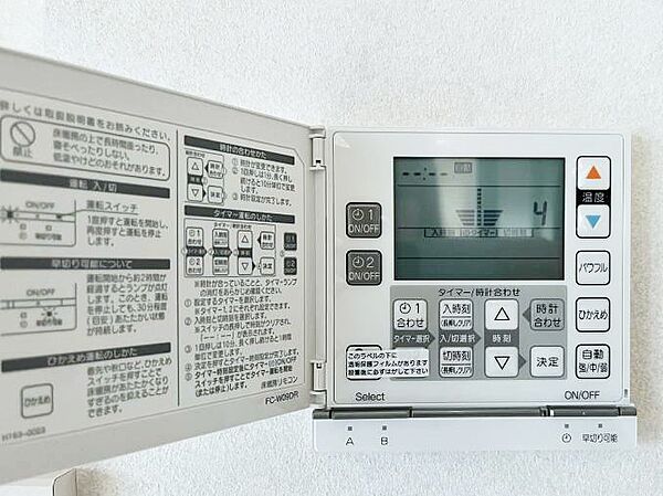 ほこりを舞い上げず、床面から部屋全体を温めてくれる床暖房！