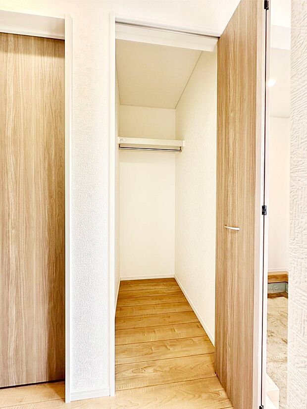 掃除用具や生活雑貨の保管に便利な廊下収納  
