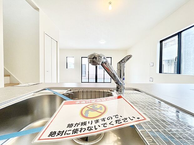 いつでも清潔なおいしいお水を。一つの水栓で水道水と浄水を使い分け。