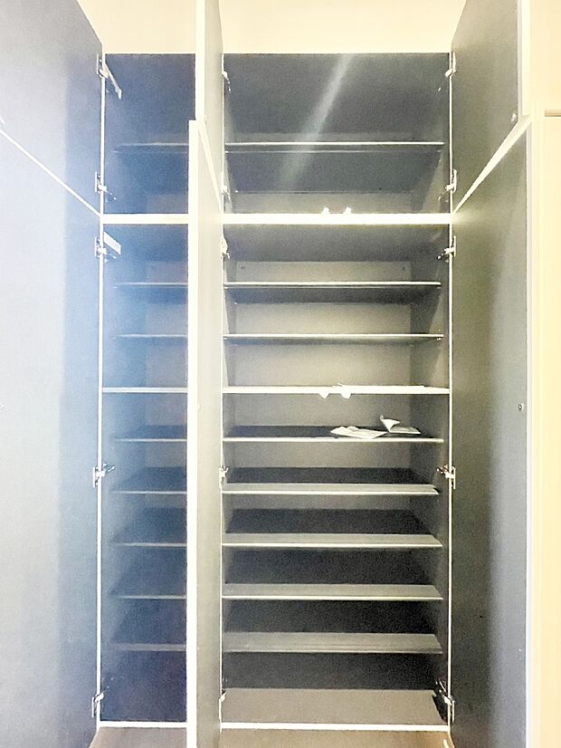 収納力ある下駄箱の活用で玄関廻りはいつでもスッキリ