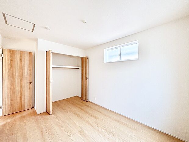 お子さまのお部屋としても!衣類の整理整頓に便利なクローゼット付きの洋室。