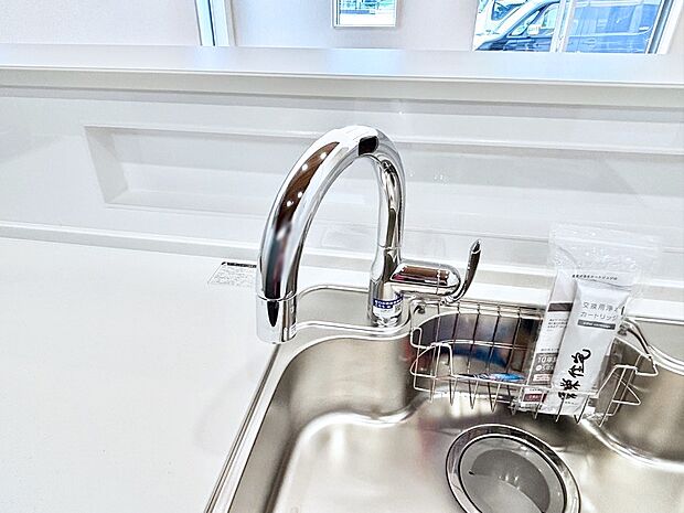 センサーに手をかざすだけで吐水/止水ができるタッチレス水栓。浄水器付き。