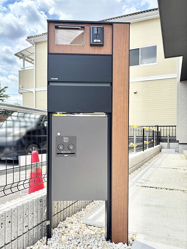 表札・インターホン・ポスト・宅配BOXをひとつに集約。エントランスになじむシンプルデザイン。
