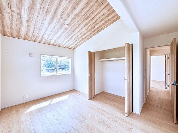 開放感のある勾配天井が素敵な洋室。どんなお部屋にするか考えるのが楽しみですね。