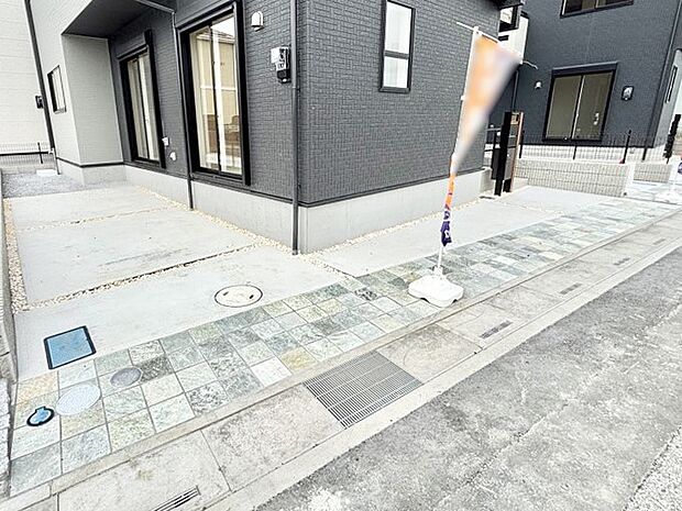 2台（車種による）駐車可！ご家族みんなの自転車も置ける広々カースペース。